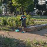 E cos� l�unico cestino generico della spazzatura presente in questo enorme parco viene quotidianamente preso d�assalto e mostra tutto intorno cumuli di sacchetti maleodoranti a vista
